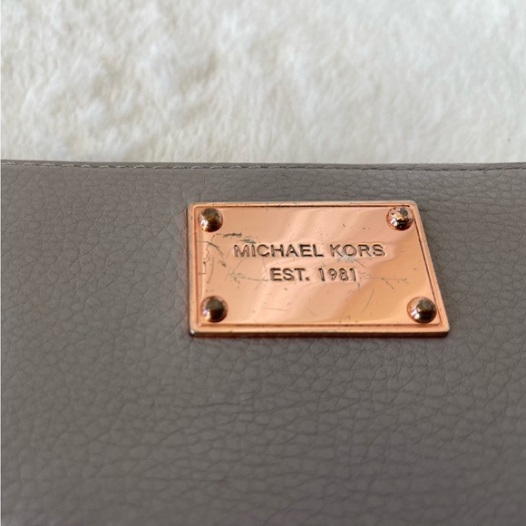 Michael Kors zip around Wallet GUC - Picture 2 of 8